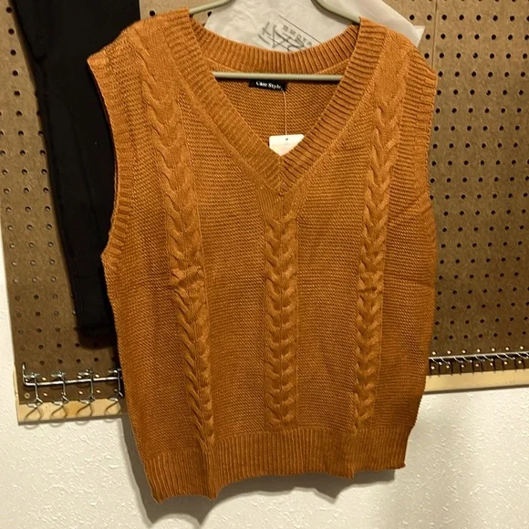 Cable knit v-neck vest - Picture 1 of 3